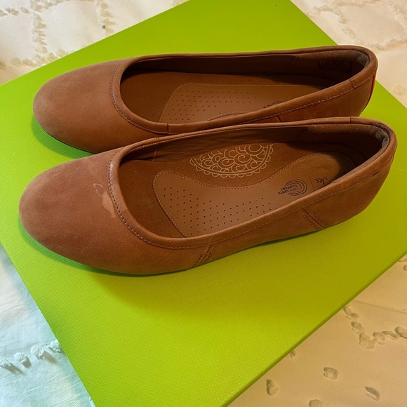 Clark’s Canebay Plain Tan Leather Flats - Picture 5 of 16